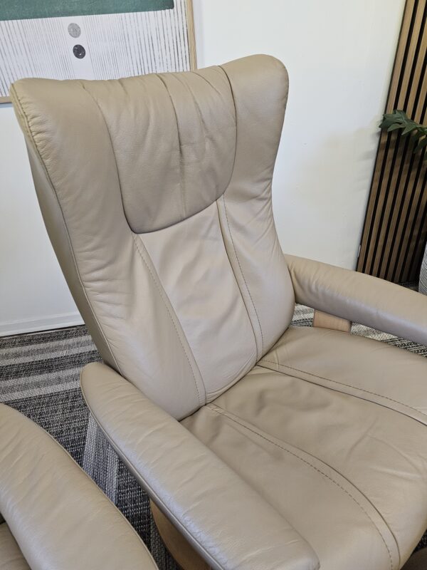 2 stk. Stressless Wing lenestoler med krakk fra Ekornes