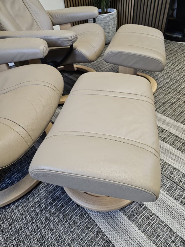 2 stk. Stressless Wing lenestoler med krakk fra Ekornes