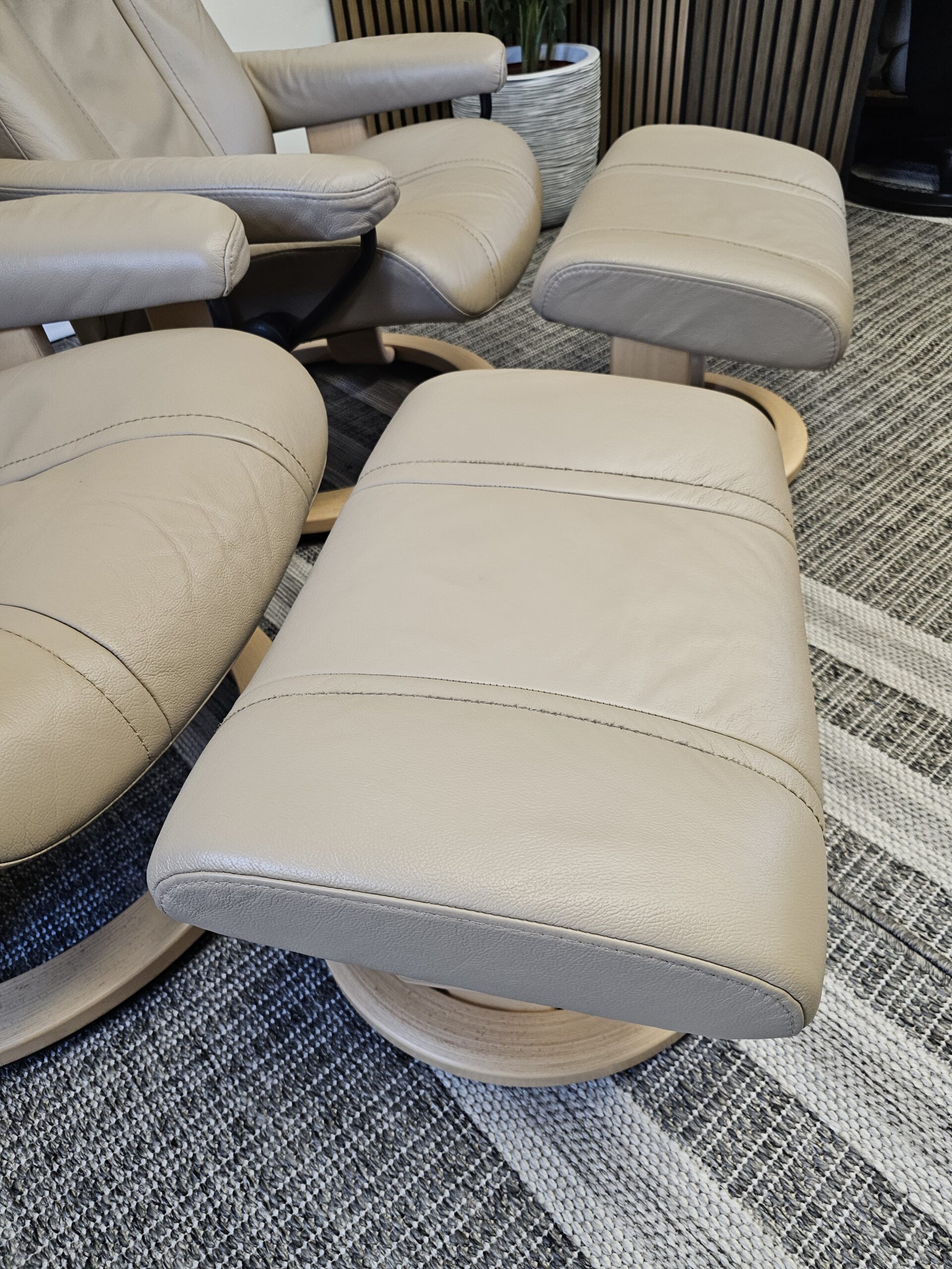2 stk. Stressless Wing lenestoler med krakk fra Ekornes - Bilde 23