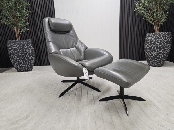 Bolia Saga lenestol med krakk og nakkepute