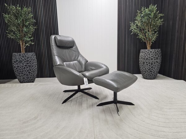 Bolia Saga lenestol med krakk og nakkepute