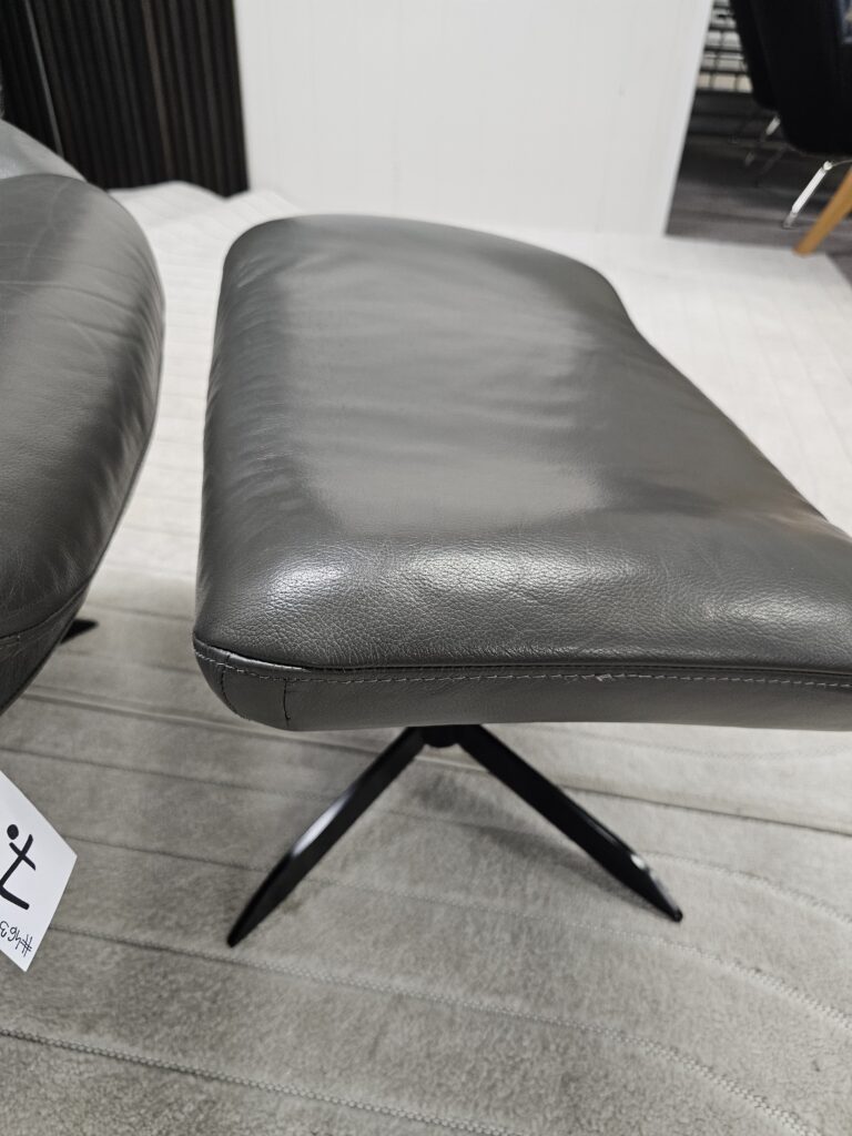 Bolia Saga lenestol med krakk og nakkepute