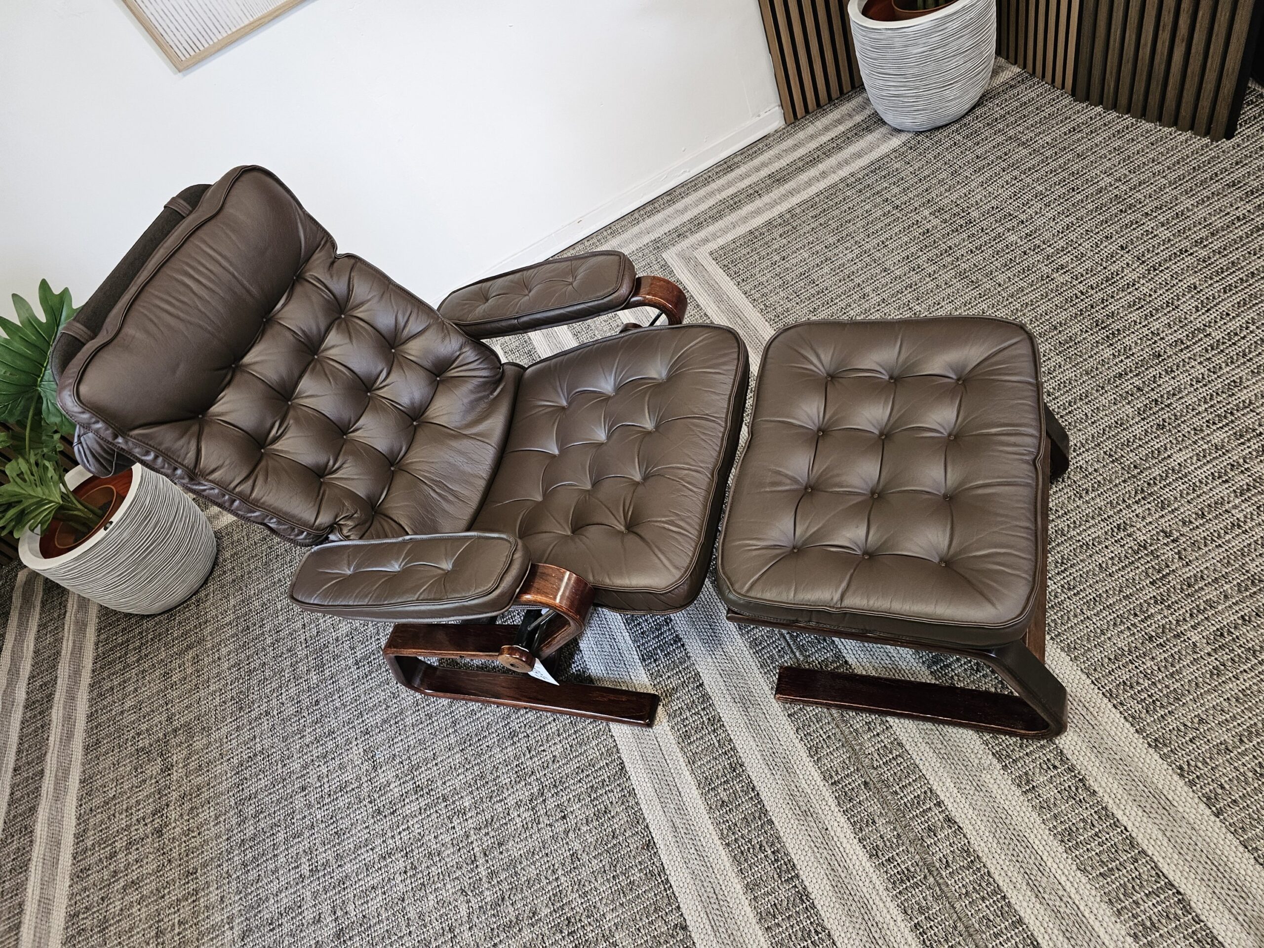 Ikonisk Stressless® Globe lenestol med krakk fra Ekornes - Bilde 12