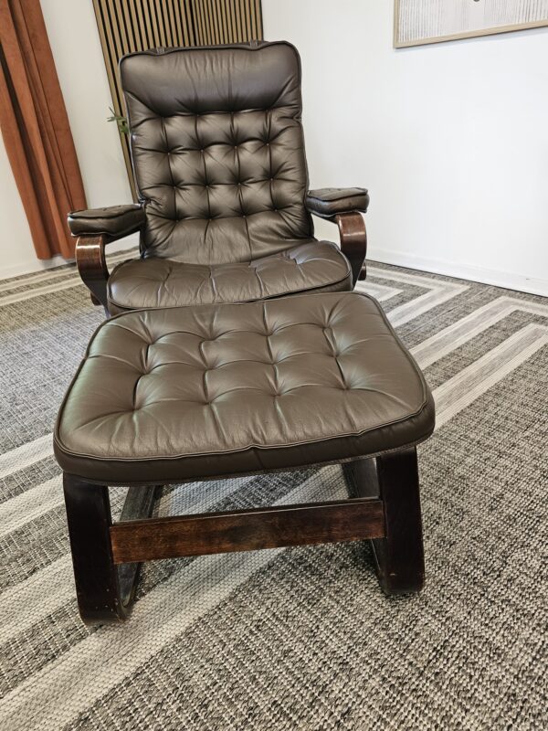 Ikonisk Stressless® Globe lenestol med krakk fra Ekornes