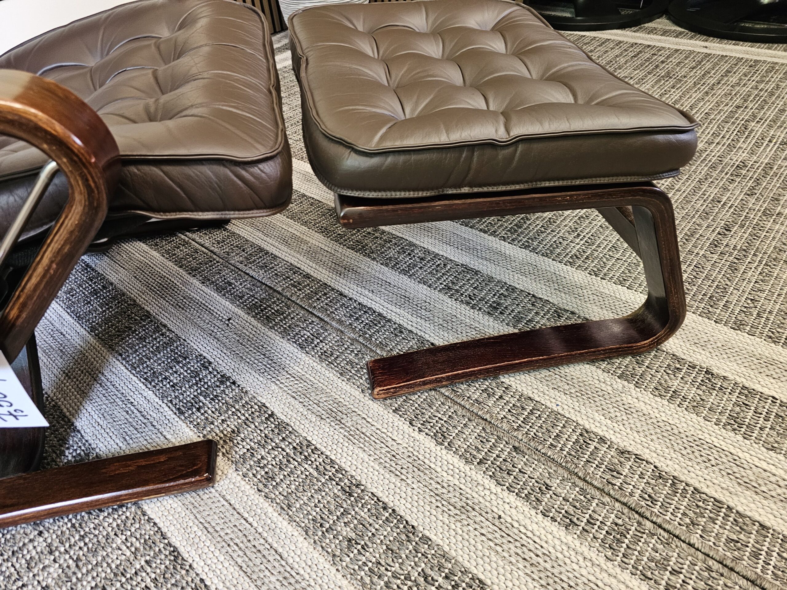 Ikonisk Stressless® Globe lenestol med krakk fra Ekornes - Bilde 6