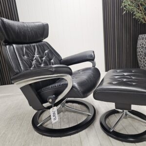 Stressless® Skyline Signature lenestol med krakk