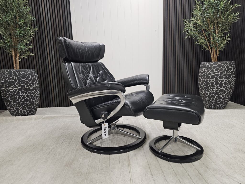 Stressless® Skyline Signature lenestol med krakk