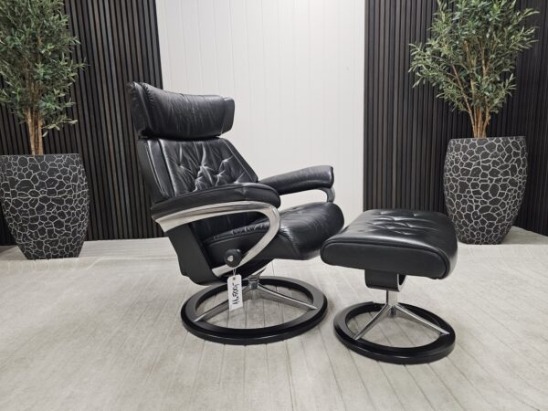Stressless® Skyline Signature lenestol med krakk