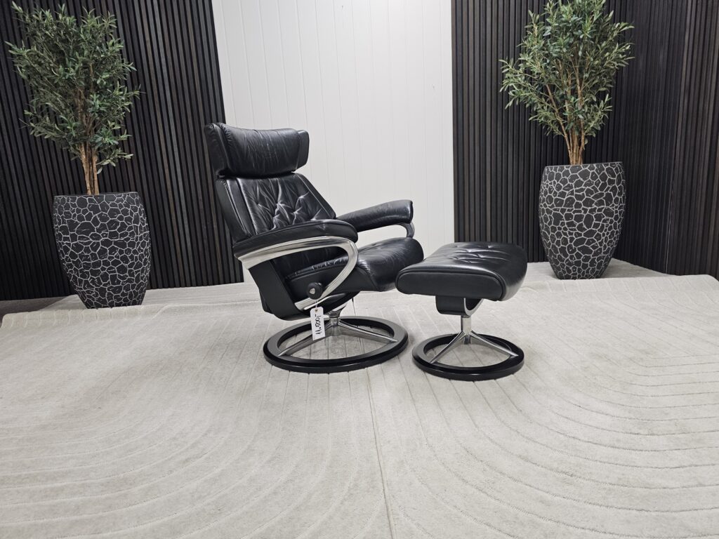 Stressless® Skyline Signature lenestol med krakk