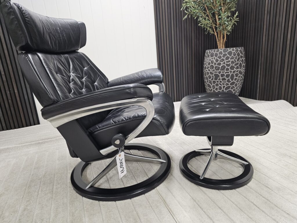 Stressless® Skyline Signature lenestol med krakk