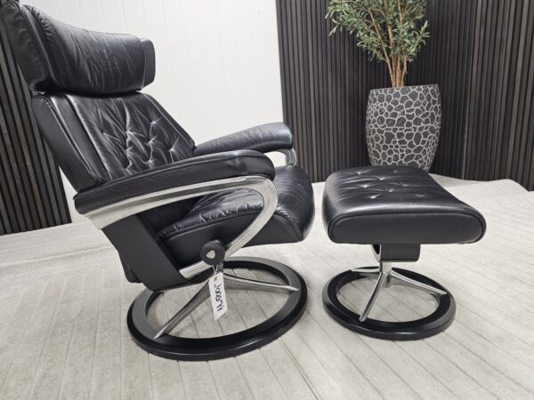 Stressless® Skyline Signature lenestol med krakk