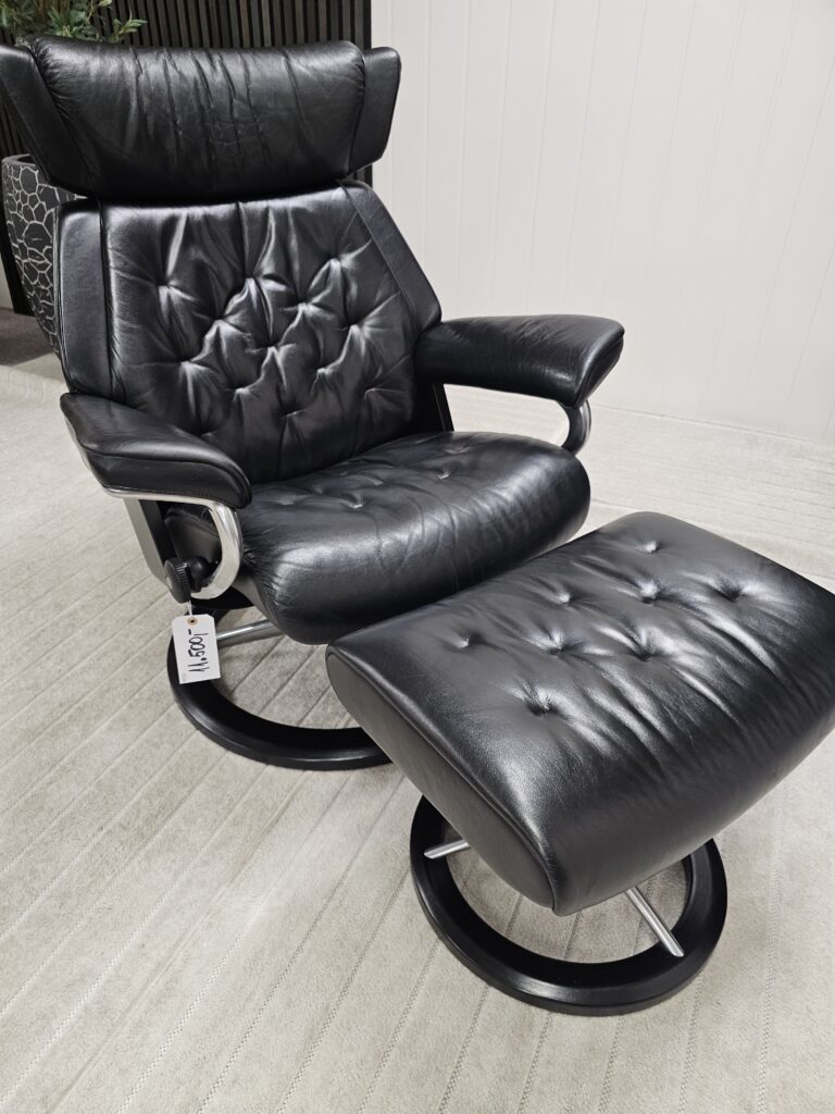 Stressless® Skyline Signature lenestol med krakk