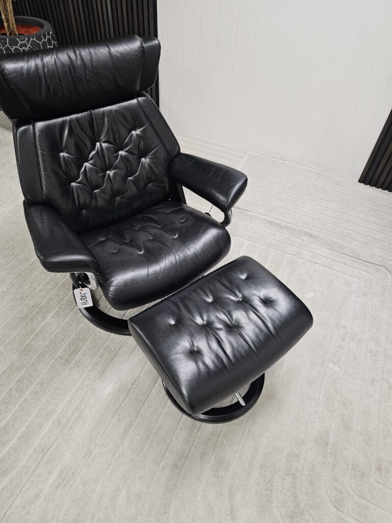 Stressless® Skyline Signature lenestol med krakk