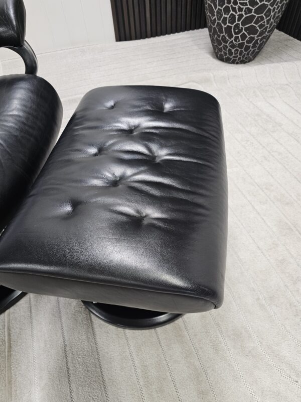 Stressless® Skyline Signature lenestol med krakk