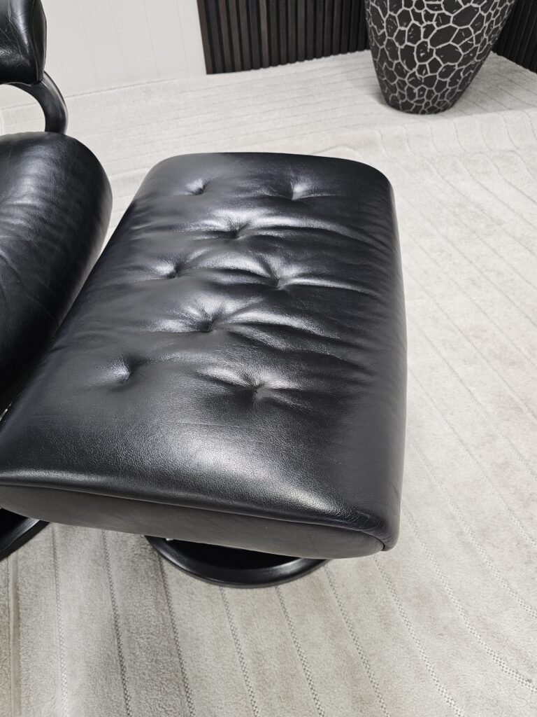 Stressless® Skyline Signature lenestol med krakk