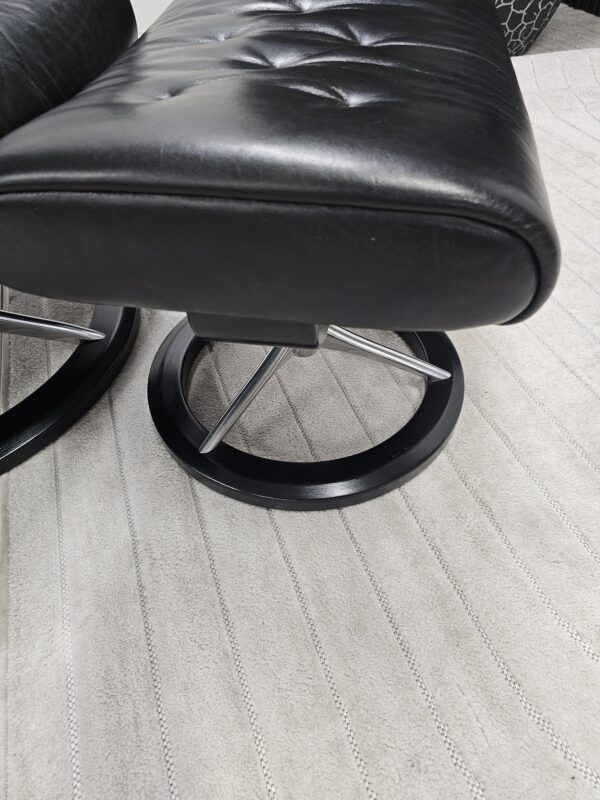 Stressless® Skyline Signature lenestol med krakk