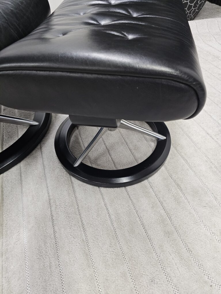Stressless® Skyline Signature lenestol med krakk
