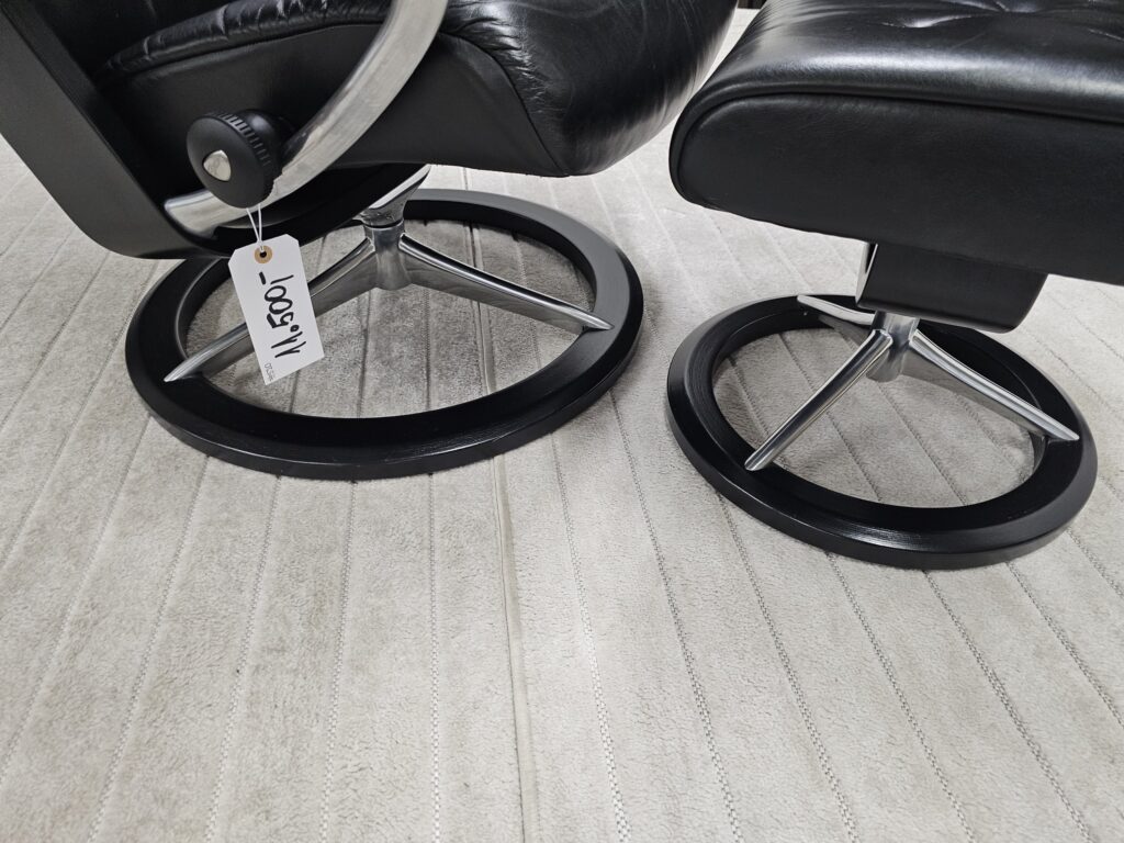 Stressless® Skyline Signature lenestol med krakk