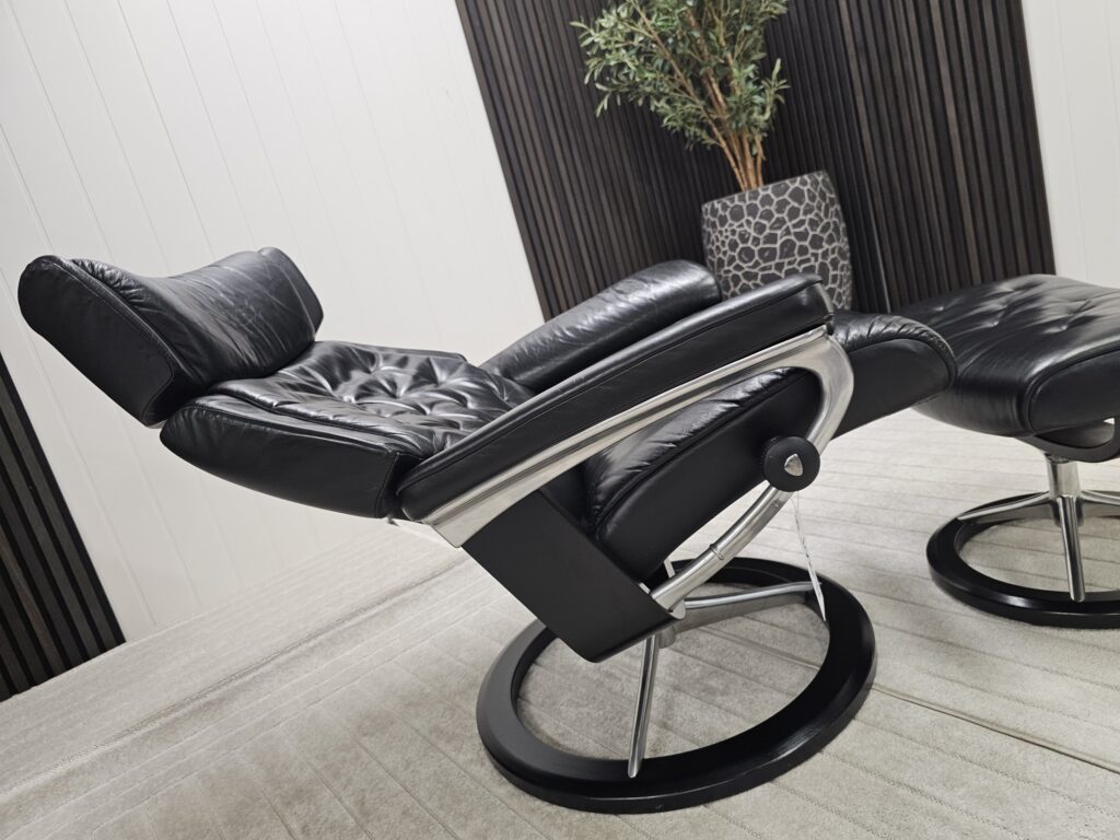 Stressless® Skyline Signature lenestol med krakk