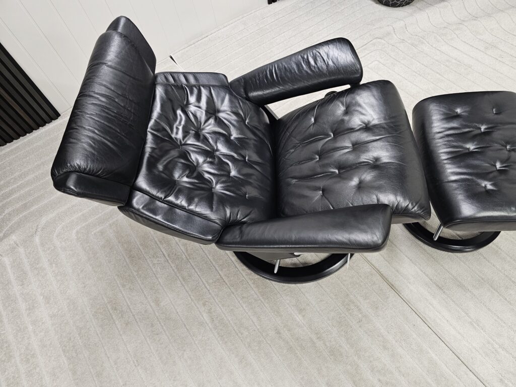 Stressless® Skyline Signature lenestol med krakk