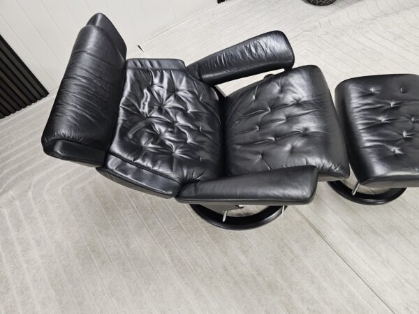 Stressless® Skyline Signature lenestol med krakk