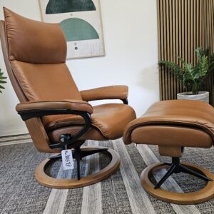 Stressless® Aura Signature lenestol med krakk