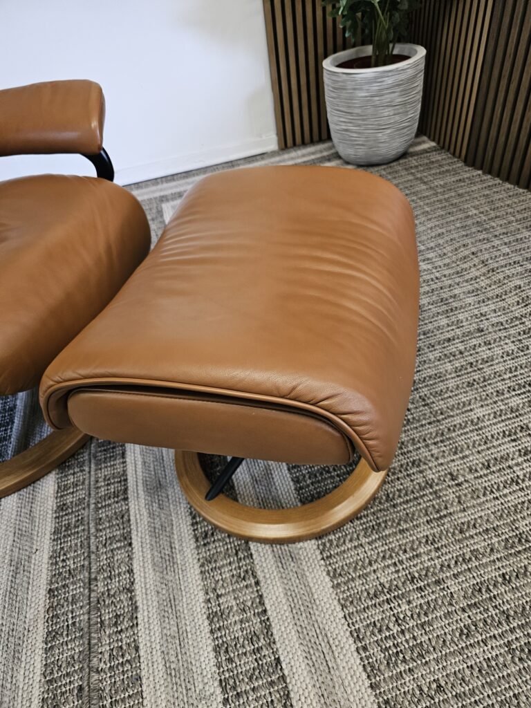 Stressless® Aura Signature lenestol med krakk