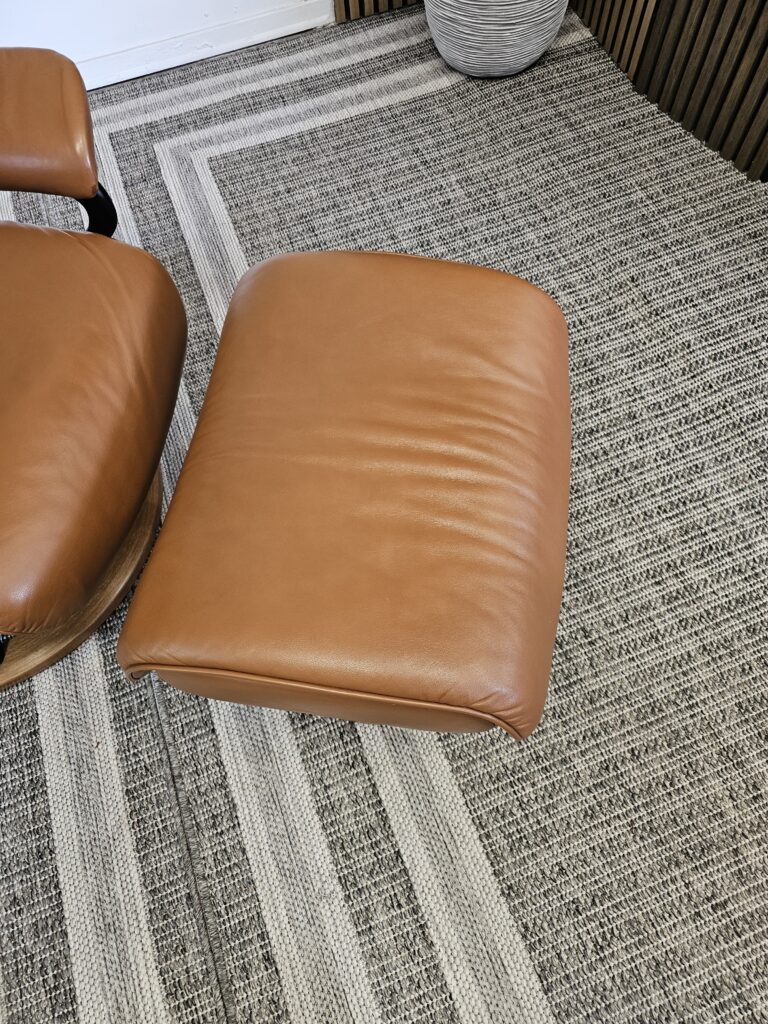 Stressless® Aura Signature lenestol med krakk