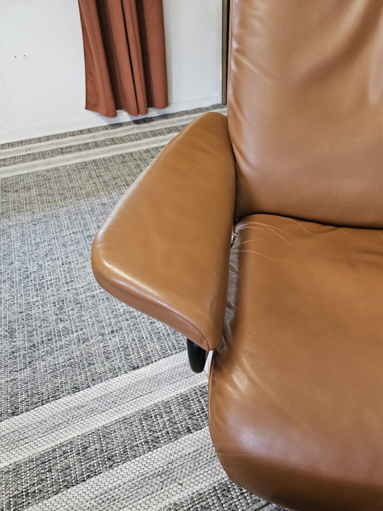 Stressless® Aura Signature lenestol med krakk