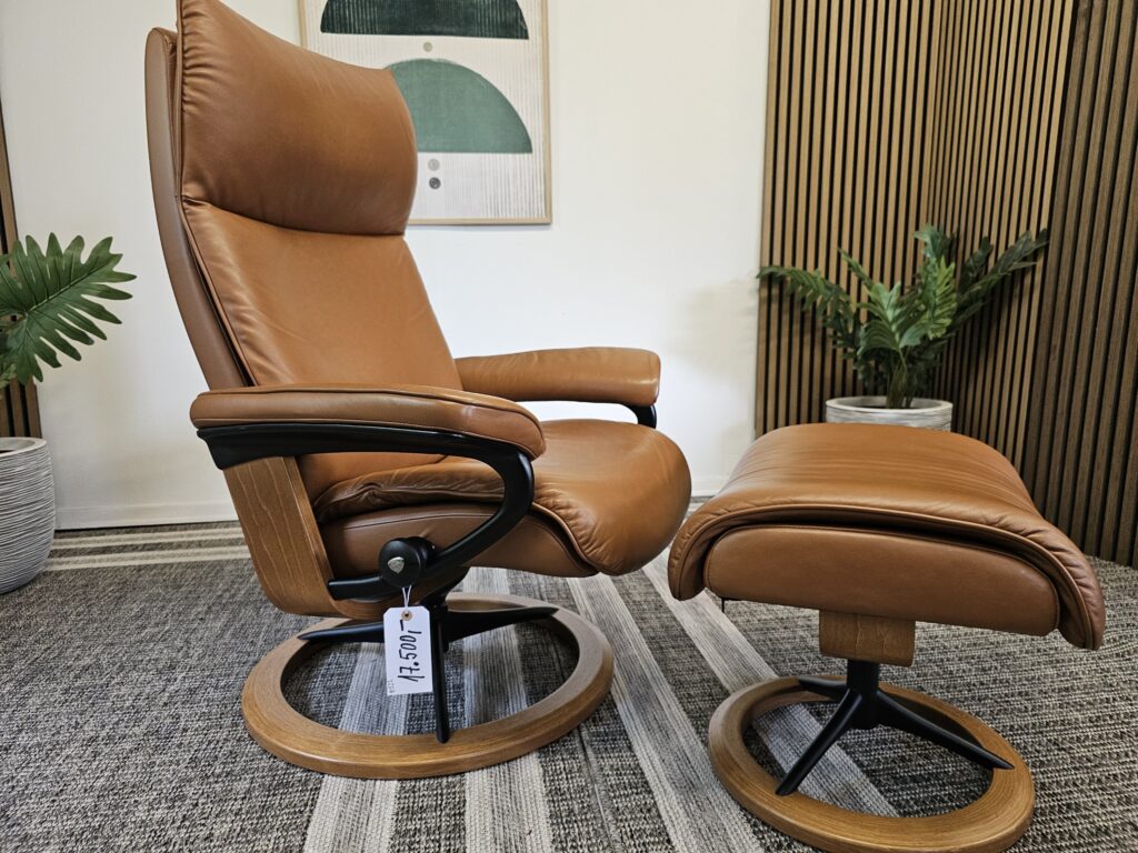 Stressless® Aura Signature lenestol med krakk