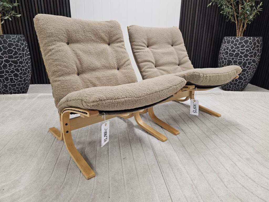2 stk. Siesta Classic lenestoler i Teddy-stoff og eik