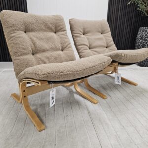 2 stk. Siesta Classic lenestoler i Teddy-stoff og eik