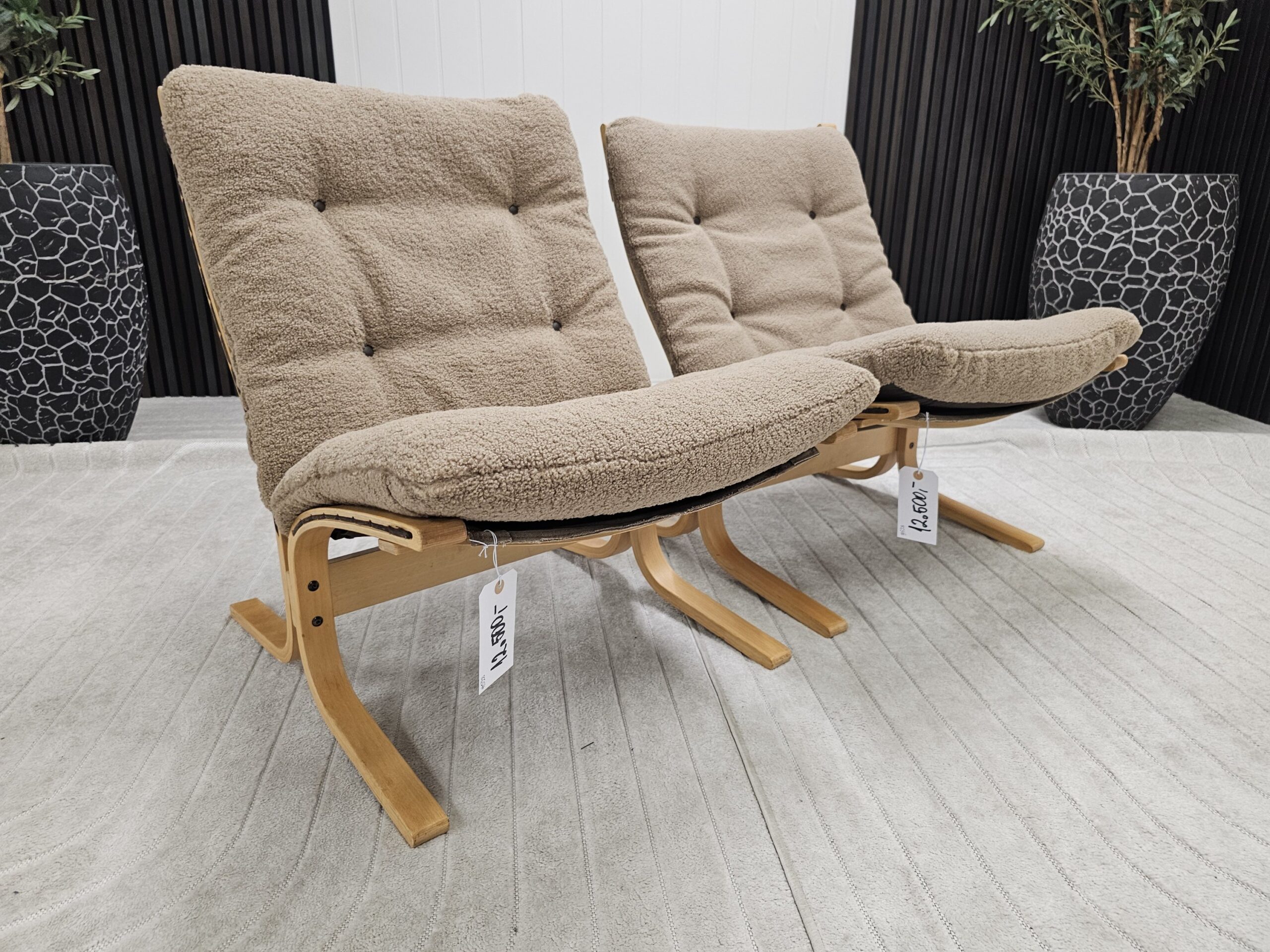 2 stk. Siesta Classic lenestoler i Teddy-stoff og eik - Bilde 1