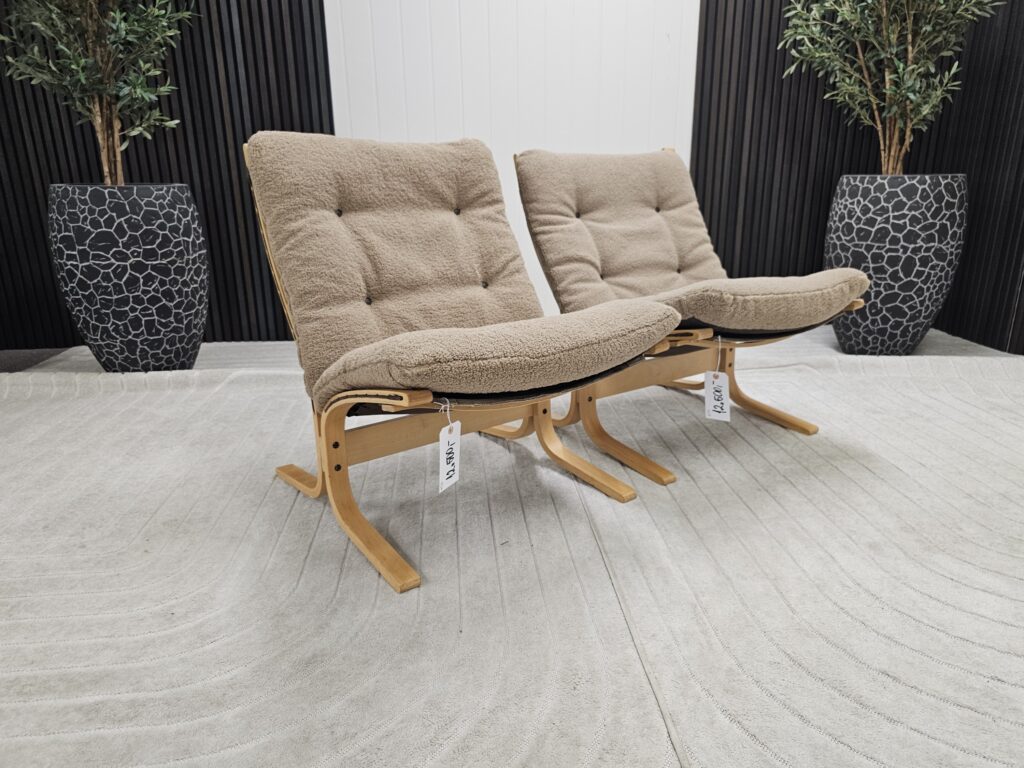 2 stk. Siesta Classic lenestoler i Teddy-stoff og eik