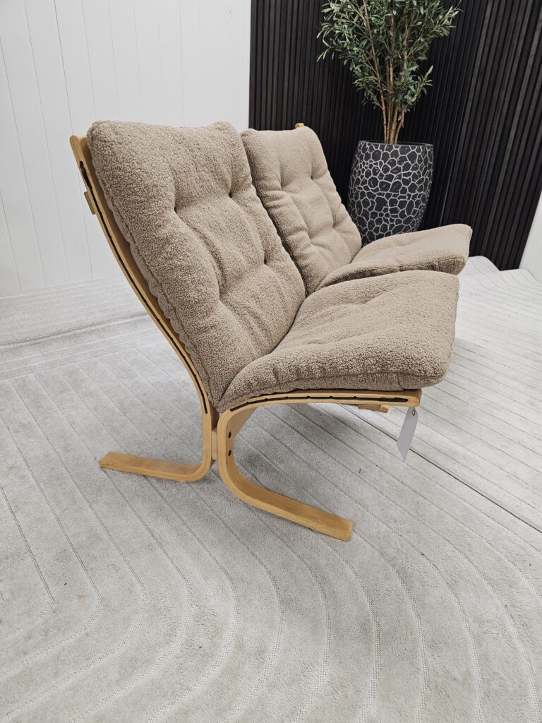 2 stk. Siesta Classic lenestoler i Teddy-stoff og eik