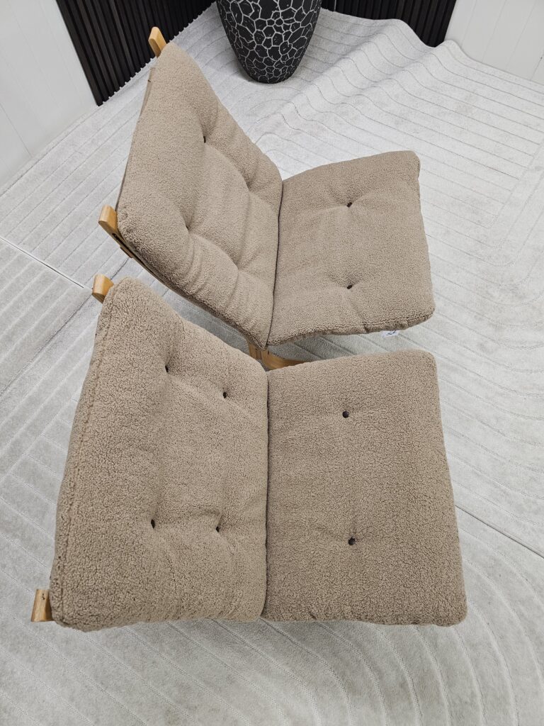 2 stk. Siesta Classic lenestoler i Teddy-stoff og eik