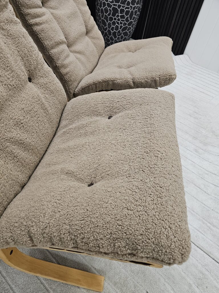 2 stk. Siesta Classic lenestoler i Teddy-stoff og eik