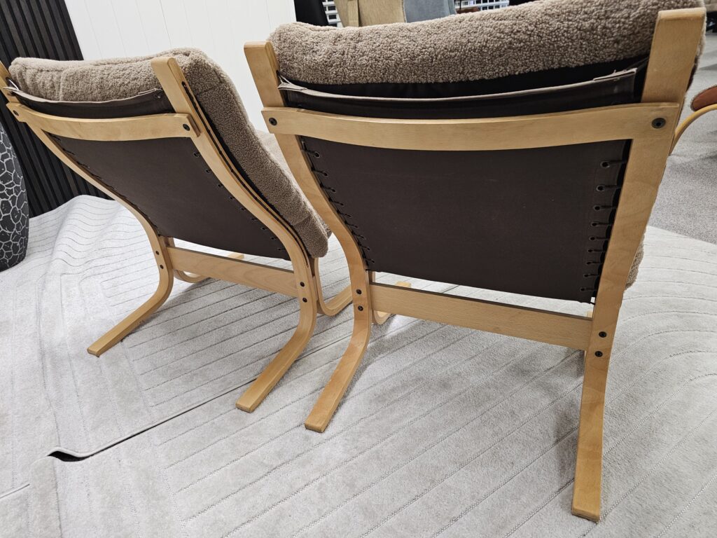 2 stk. Siesta Classic lenestoler i Teddy-stoff og eik