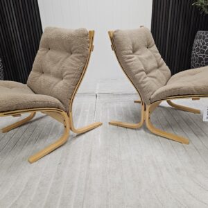 2 stk. Siesta Classic lenestoler i Teddy-stoff og eik - Bilde 2