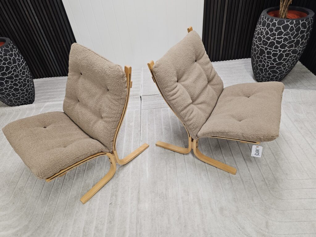 2 stk. Siesta Classic lenestoler i Teddy-stoff og eik