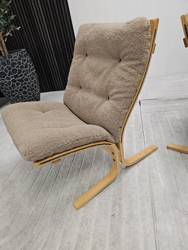 2 stk. Siesta Classic lenestoler i Teddy-stoff og eik