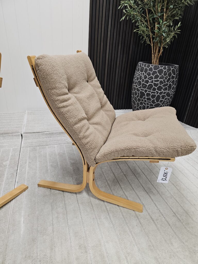 2 stk. Siesta Classic lenestoler i Teddy-stoff og eik