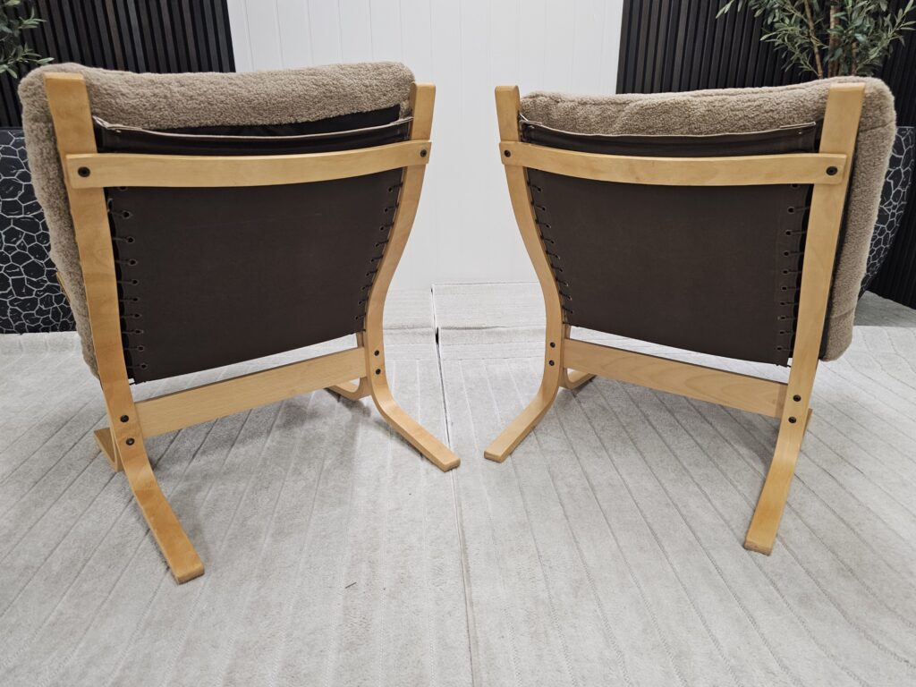 2 stk. Siesta Classic lenestoler i Teddy-stoff og eik