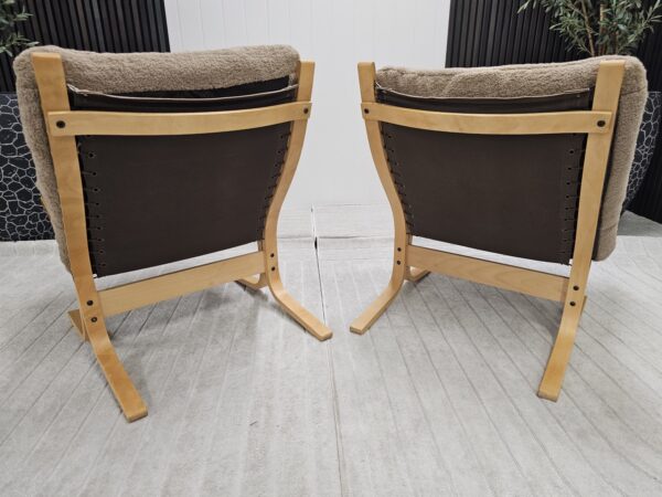 2 stk. Siesta Classic lenestoler i Teddy-stoff og eik