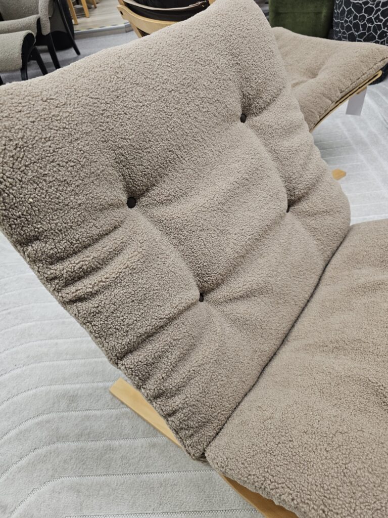 2 stk. Siesta Classic lenestoler i Teddy-stoff og eik