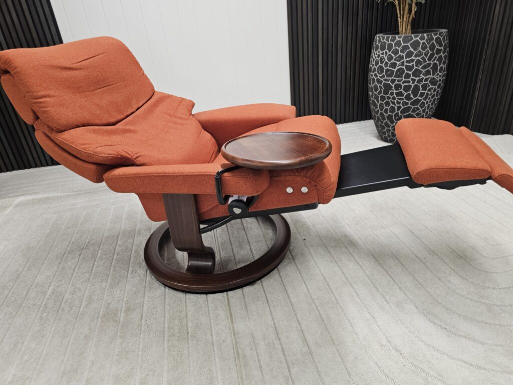 Stressless® Capri elektrisk lenestol med integrert fothviler og kaffebord