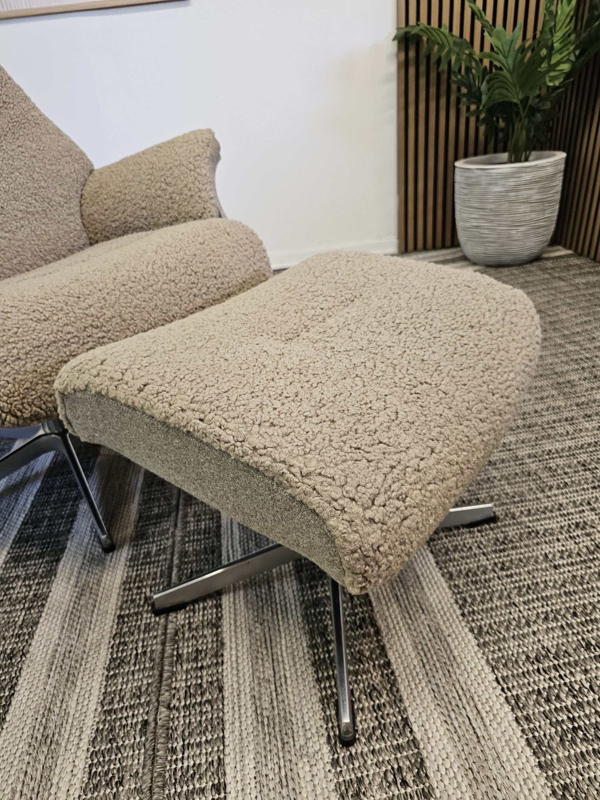 Conform Air lenestol med krakk- Sahara fåreskinn - Bilde 5