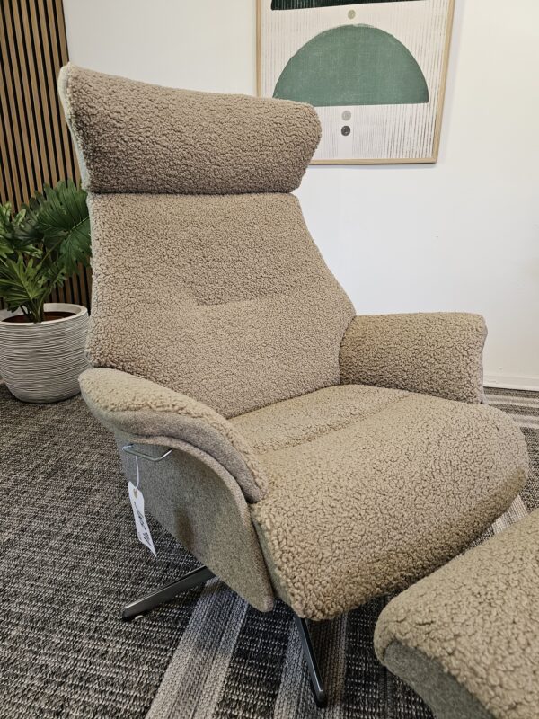 Conform Air lenestol med krakk- Sahara fåreskinn