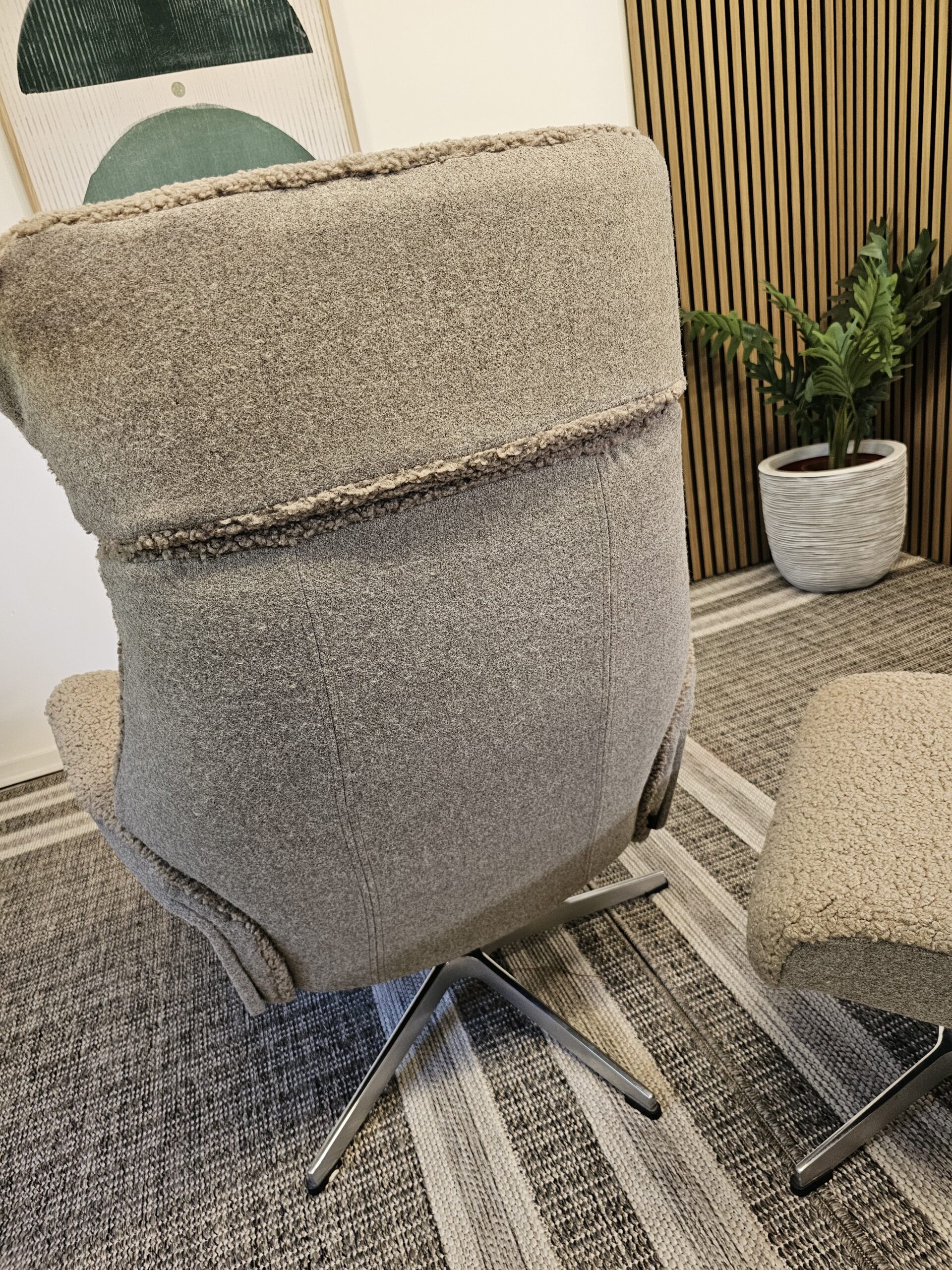 Conform Air lenestol med krakk- Sahara fåreskinn - Bilde 9