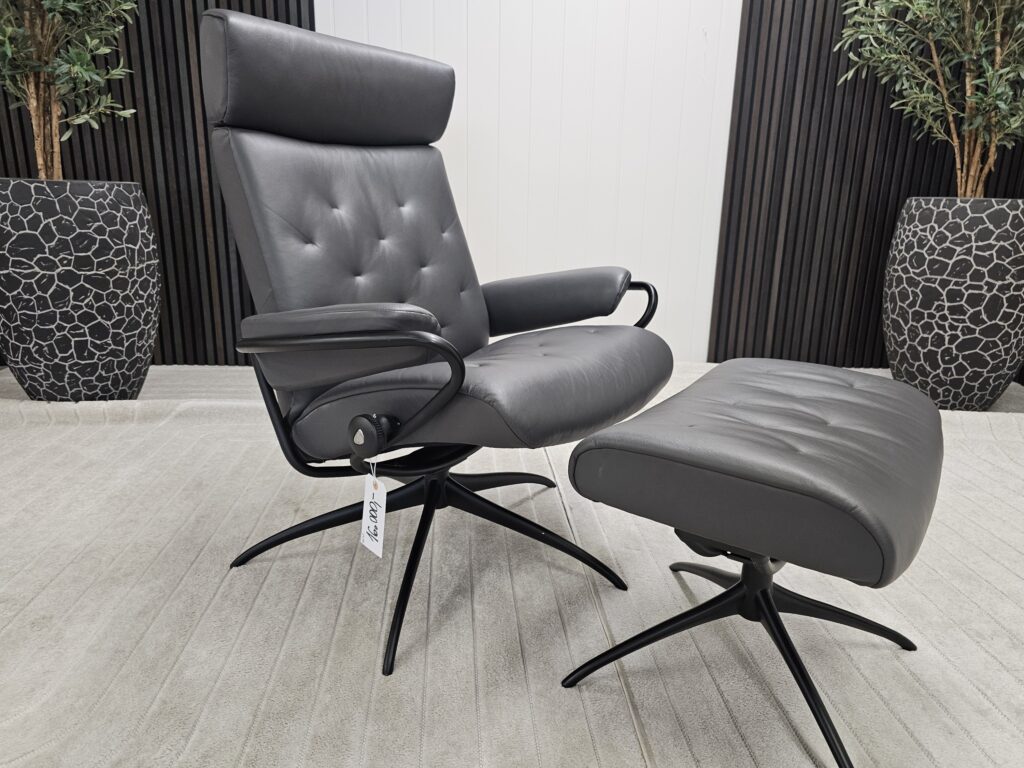 Stressless® London Cross lenestol med krakk